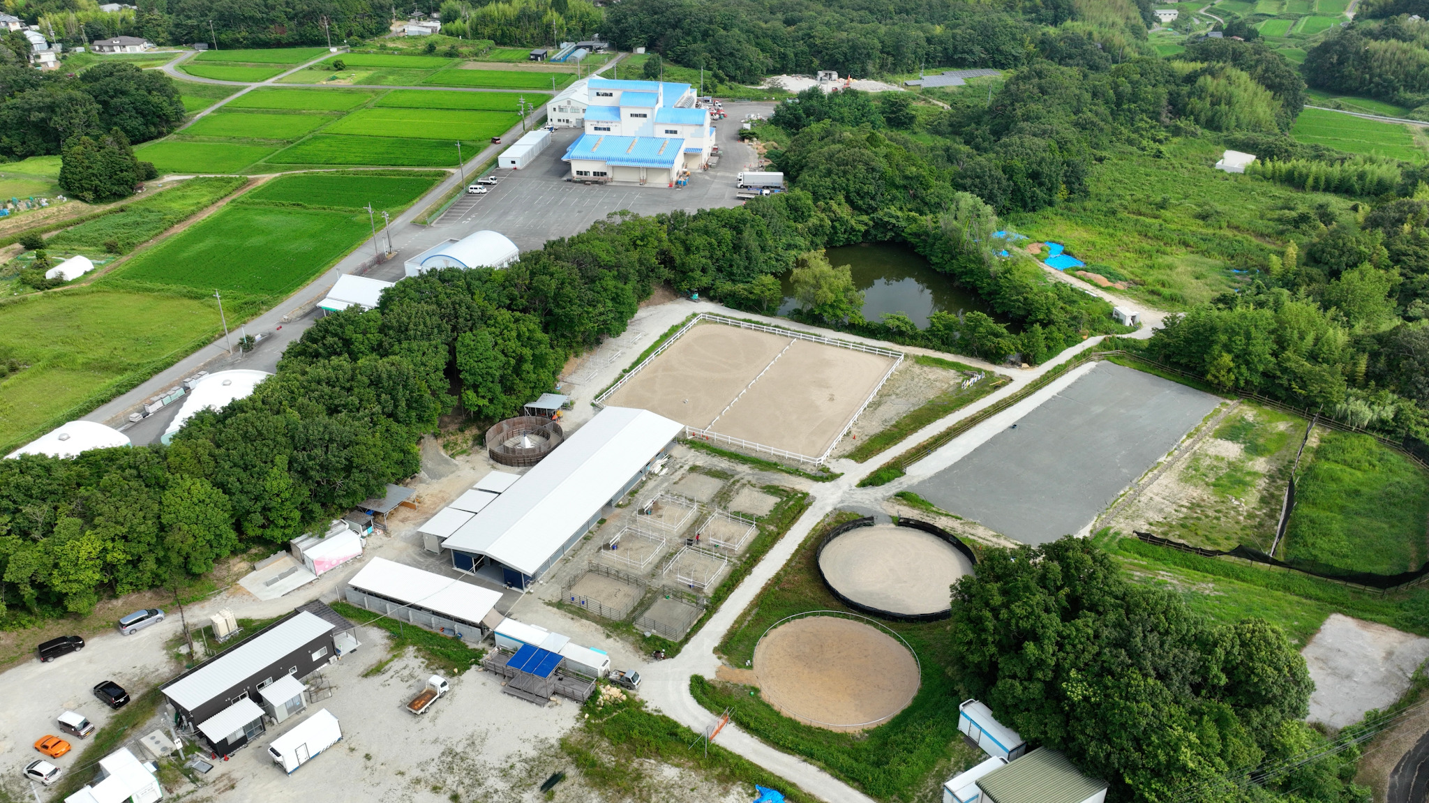 施設全体を空撮したドローン画像